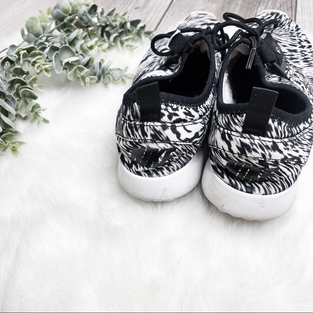 Nike Women’s Black and White Athletic Tennis Shoes - Picture 6 of 7